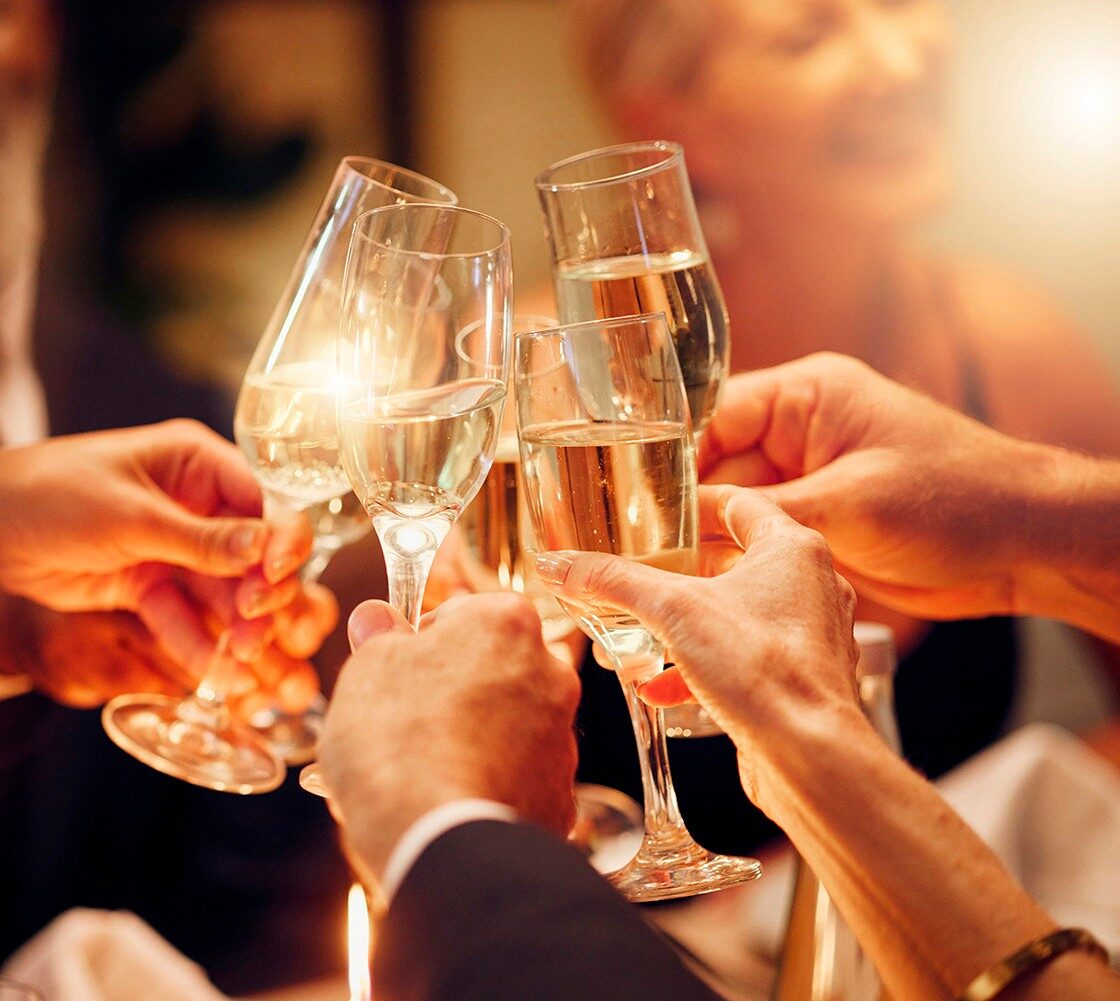 Brindis en una velada de Club Exclusivo